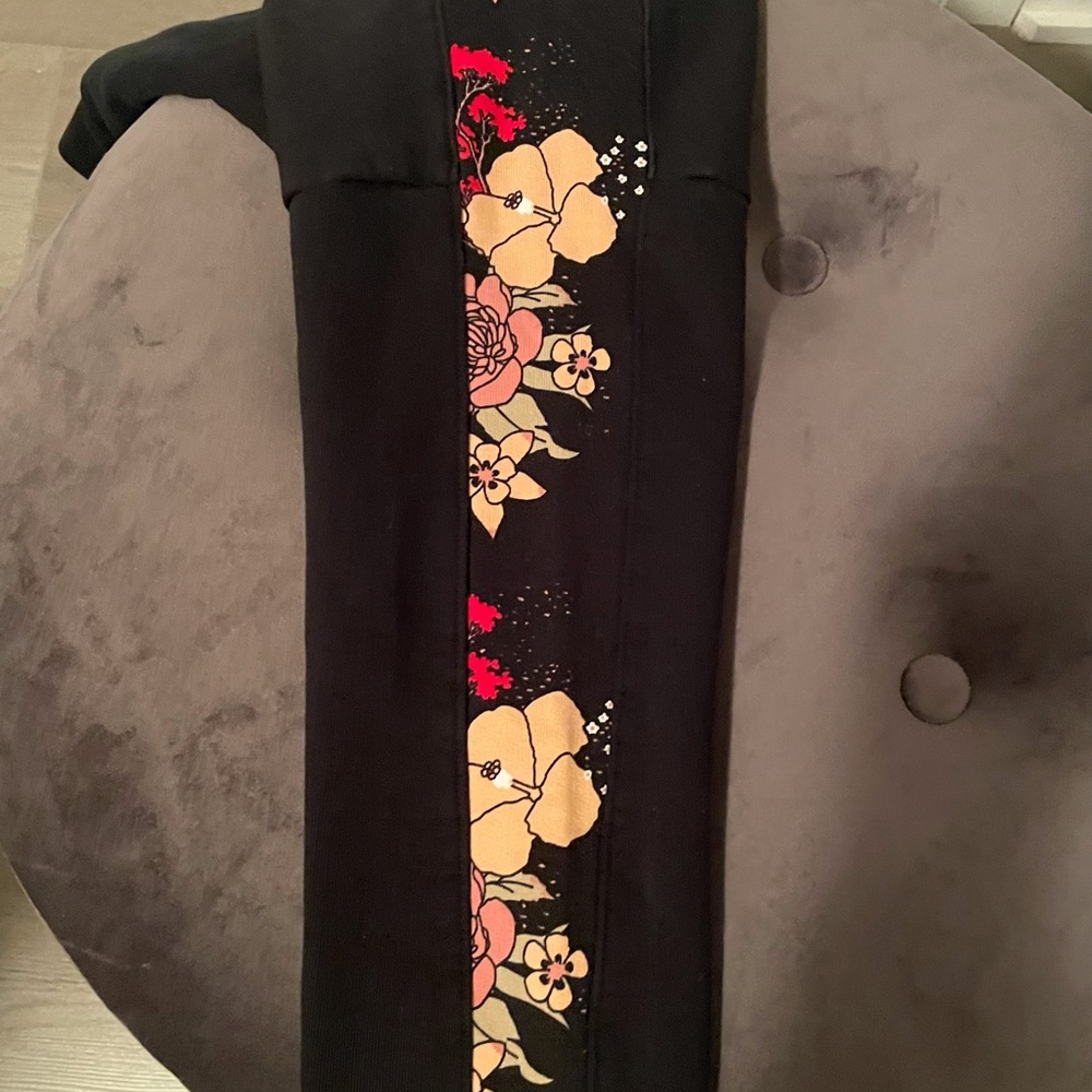 Puma Cropped Sweatshirt Flowered Detailed sleeve. Sz.XL Runs Small - Picture 4 of 8